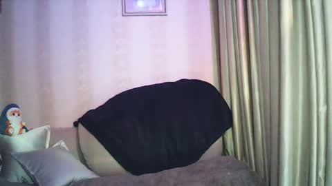 Snapshot of moodiemira chatting on 04.15.26 moodiemira online show from 04.15.26