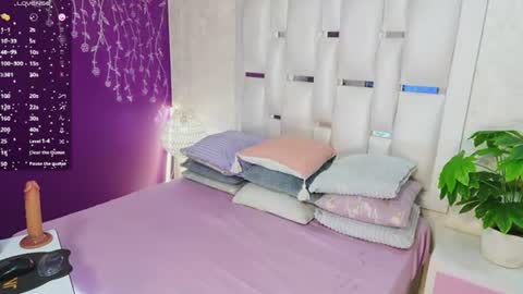 Snapshot of moom_ivy_ chatting on 07.23.26 online show from 07.23.26