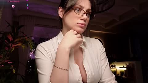 Snapshot of moon_deity chatting on 12.03.24 Luna online show from 12.03.24