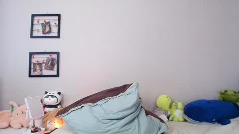 Snapshot of moon_rabbitt chatting on 01.20.25 Alice online show from 01.20.25