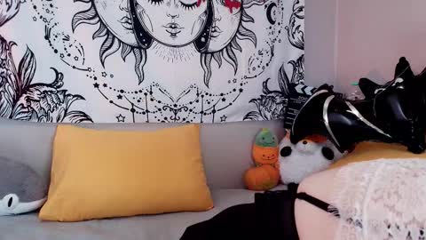 Snapshot of moon_rabbitt chatting on 10.21.25 Alice online show from 10.21.25