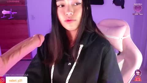 Snapshot of moonbella_bell chatting on 12.21.25 bell online show from 12.21.25