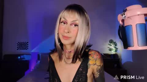 Snapshot of mooncinna chatting on 09.20.25 Cinna online show from 09.20.25