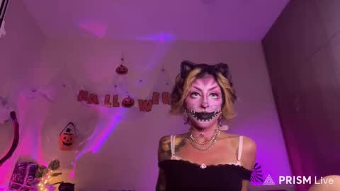 Snapshot of mooncinna chatting on 10.24.25 Cinna online show from 10.24.25