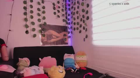 Snapshot of moonliight__ chatting on 10.01.25 moonliight__ online show from 10.01.25