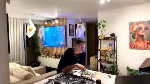   online show from 11.01.25