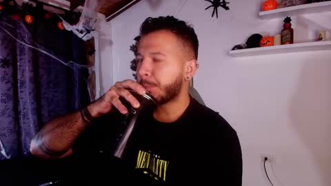 Snapshot of mr_mikee_ chatting on 10.29.25 MIKEE online show from 10.29.25