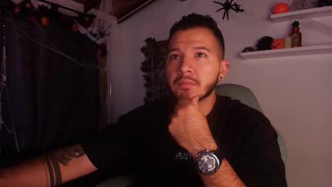 Snapshot of mr_mikee_ chatting on 10.30.25 MIKEE online show from 10.30.25