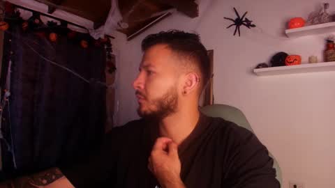 Snapshot of mr_mikee_ chatting on 10.31.25 MIKEE online show from 10.31.25