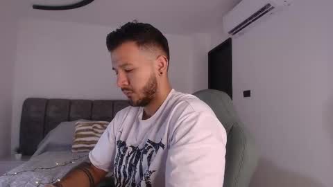 Snapshot of mr_mikee_ chatting on 11.06.25 MIKEE online show from 11.06.25