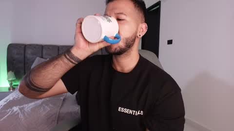 Snapshot of mr_mikee_ chatting on 11.08.25 MIKEE online show from 11.08.25