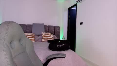 Snapshot of mr_mikee_ chatting on 11.13.25 MIKEE online show from 11.13.25