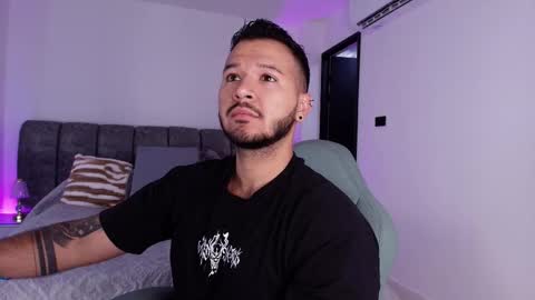 Snapshot of mr_mikee_ chatting on 11.25.25 MIKEE online show from 11.25.25