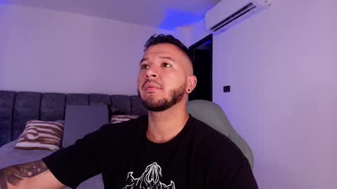 Snapshot of mr_mikee_ chatting on 11.26.25 MIKEE online show from 11.26.25