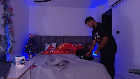 Snapshot of mr_mikee_ chatting on 12.19.25 MIKEE online show from 12.19.25