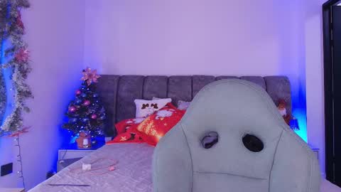 Snapshot of mr_mikee_ chatting on 12.20.25 MIKEE online show from 12.20.25