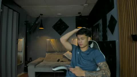 Snapshot of mr_mois chatting on 04.25.26 mr_mois online show from 04.25.26