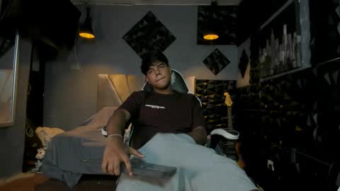 Snapshot of mr_mois chatting on 05.13.26 mr_mois online show from 05.13.26