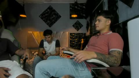 Snapshot of mr_mois chatting on 05.20.26 mr_mois online show from 05.20.26