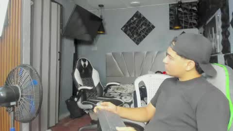 Snapshot of mr_mois chatting on 05.26.26 mr_mois online show from 05.26.26