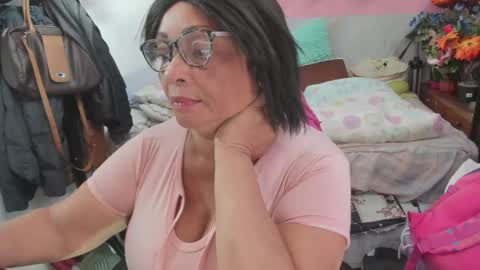 Snapshot of mrs_mommy chatting on 06.01.26 mrs_mommy online show from 06.01.26