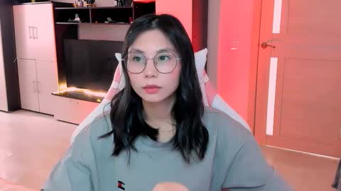 Snapshot of ms_emily_ chatting on 10.11.25 ms_emily_ online show from 10.11.25