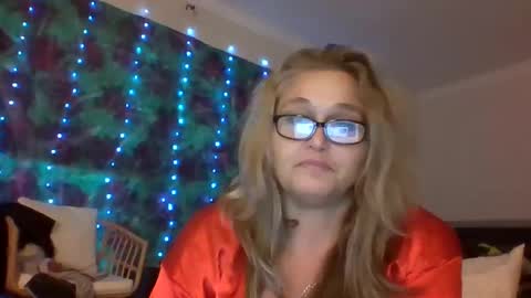 Snapshot of msrobinsonshood chatting on 11.22.25 MissRobinson online show from 11.22.25