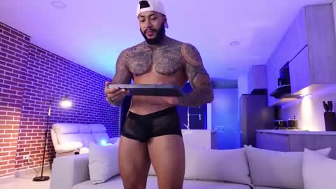 Snapshot of muscle_man19 chatting on 11.04.25 Nick online show from 11.04.25