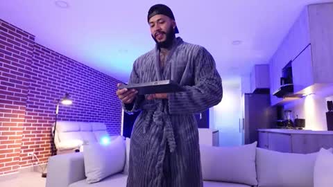 Snapshot of muscle_man19 chatting on 11.05.25 Nick online show from 11.05.25