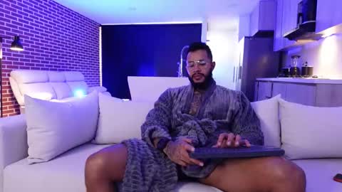 Snapshot of muscle_man19 chatting on 11.07.25 Nick online show from 11.07.25