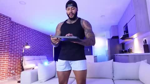 Snapshot of muscle_man19 chatting on 11.25.25 Nick online show from 11.25.25