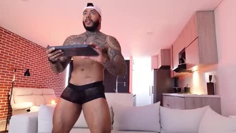 Snapshot of muscle_man19 chatting on 11.28.25 Nick online show from 11.28.25