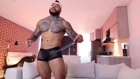 Snapshot of muscle_man19 chatting on 11.29.25 Nick online show from 11.29.25