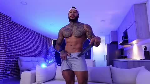 Snapshot of muscle_man19 chatting on 12.05.25 Nick online show from 12.05.25