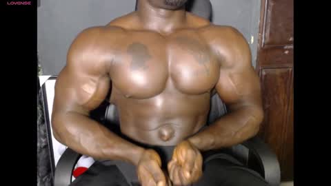 Snapshot of musclegodsammy23 chatting on 01.14.25 musclegod23 online show from 01.14.25
