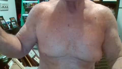 Snapshot of musclesandlittledick chatting on 03.31.26 musclesandlittledick online show from 03.31.26