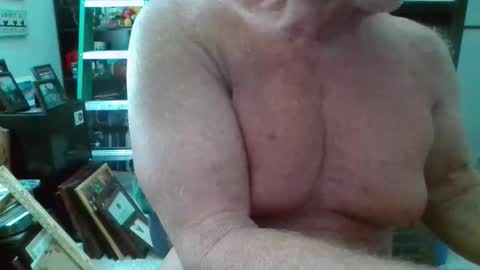 Snapshot of musclesandlittledick chatting on 04.01.26 musclesandlittledick online show from 04.01.26