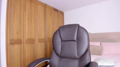 Snapshot of mysteyes chatting on 10.25.25 Elena online show from 10.25.25