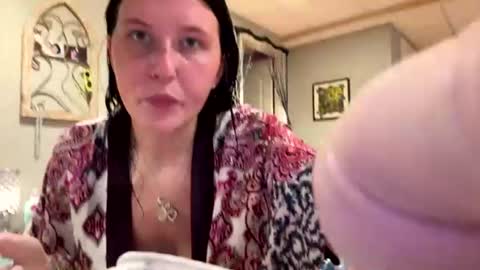 n0rmalgurl online show from 08.03.26