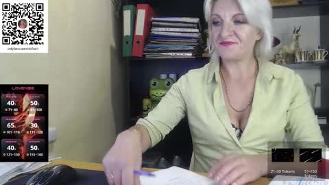 Snapshot of nadin_slut chatting on 10.10.25 Nadin online show from 10.10.25