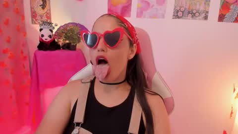 Snapshot of naharasoler chatting on 11.24.25 Nahara Soler online show from 11.24.25