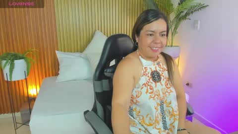 Snapshot of nahia_13 chatting on 05.11.26 N A H I A online show from 05.11.26
