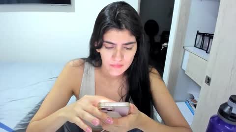 independent model online show from 11.28.25