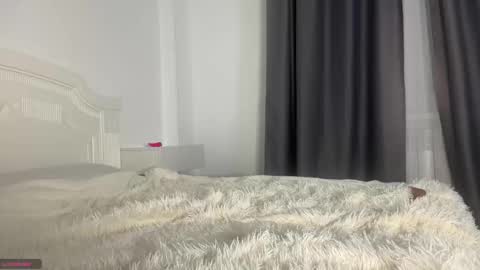 Snapshot of naive_love chatting on 10.31.25 Mia guest- Eva from DOUBLECUTIES online show from 10.31.25