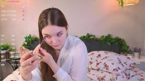 Snapshot of nancycaseys chatting on 11.10.25 Luna online show from 11.10.25