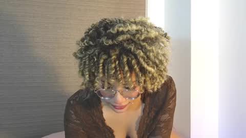 Snapshot of naomidawsonn chatting on 11.25.25 naomidawson online show from 11.25.25