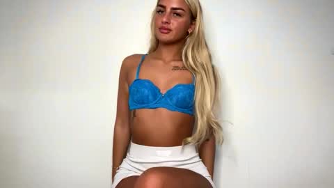 Snapshot of naomixrae chatting on 10.10.25 Naomi online show from 10.10.25