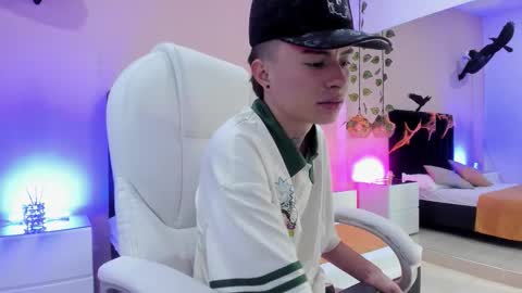 Snapshot of nascary_fox chatting on 10.11.25 Nascary Fox online show from 10.11.25