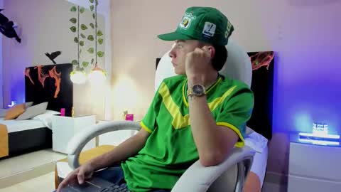 Snapshot of nascary_fox chatting on 10.21.25 Nascary Fox online show from 10.21.25