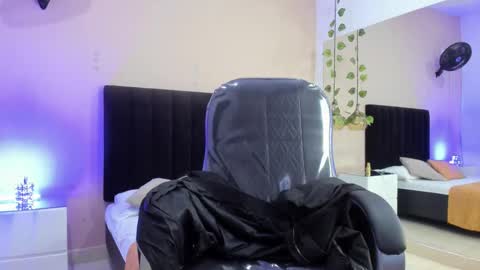 Snapshot of nascary_fox chatting on 11.06.25 Nascary Fox online show from 11.06.25